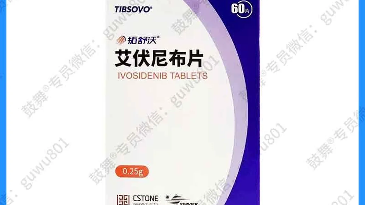 医生正在查看患者的肝功能化验单，患者坐在对面，背景是医院诊室