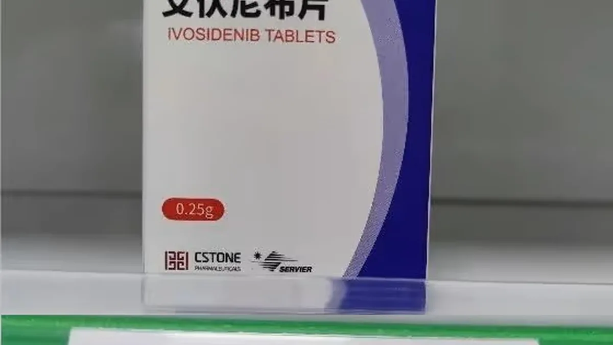 护士为住院患者抽血，准备复查肝功能，病床旁有输液架